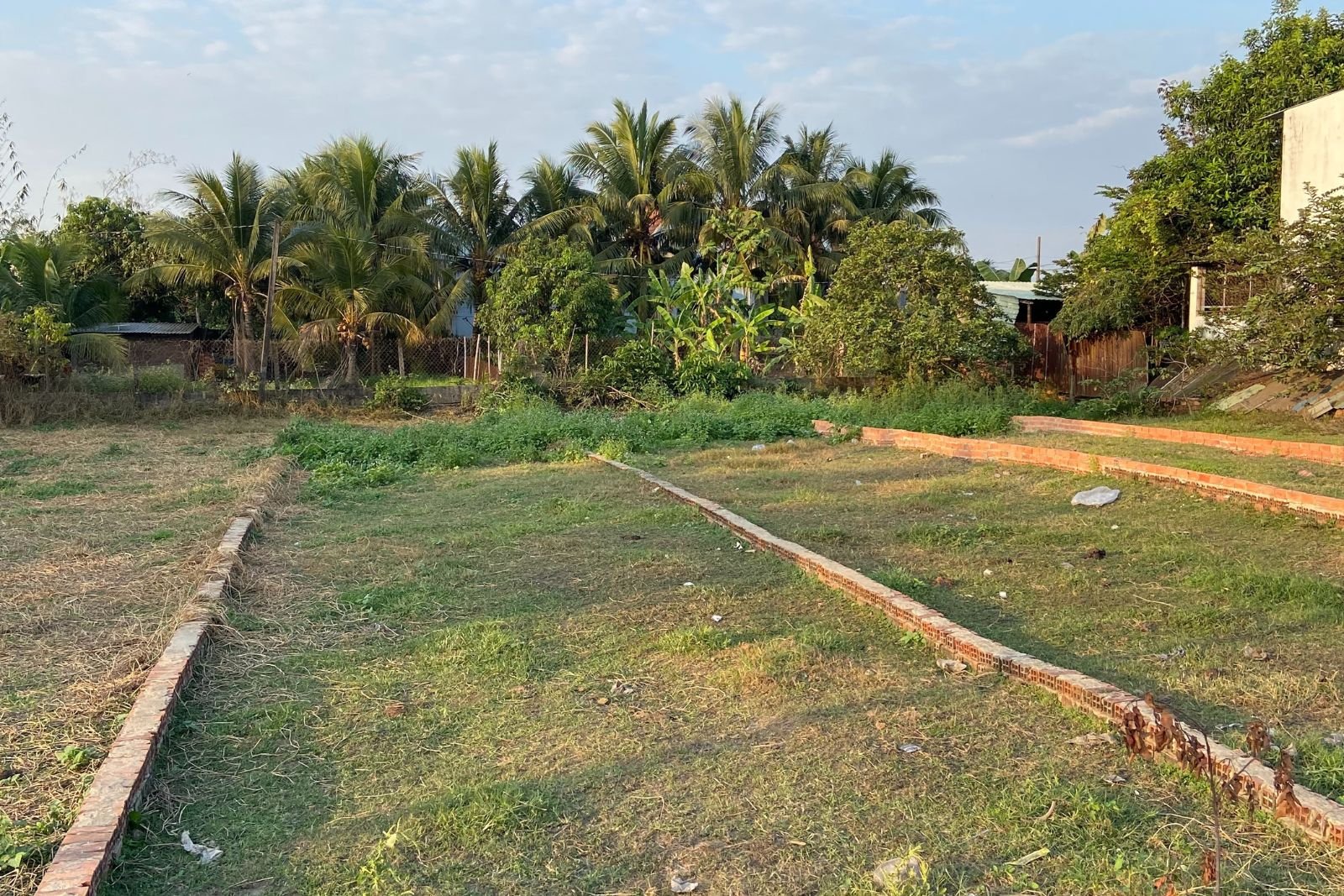 Hẻm dẫn vào lô đất nền số 430 từ đường Tỉnh lộ 9, xã Mỹ Hạnh Bắc